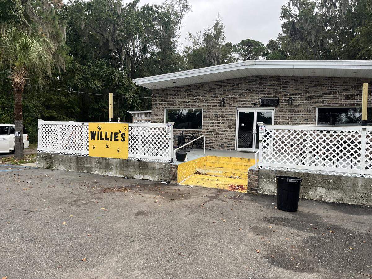 The entrance of Willie’s Bar and Grill Sunday morning, October 12, 2025.