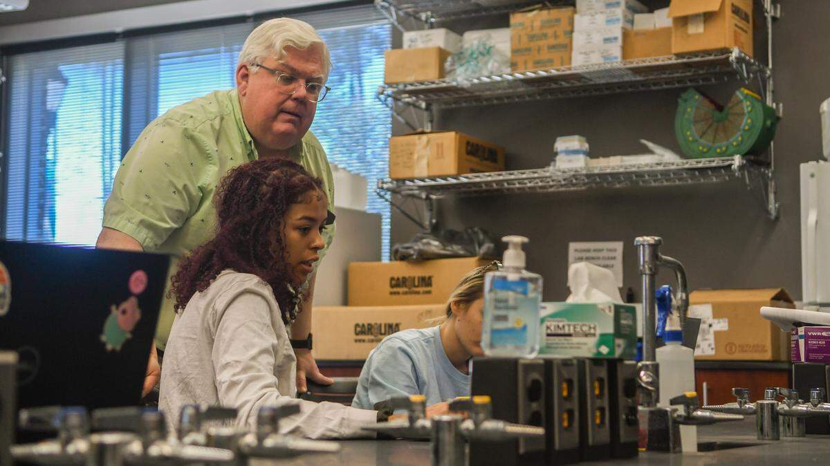 Hannah Pratt, left, a senior at the University of South Carolina Beaufort, asks Biology and Marine Science Professor Joe Staton a question during a lab on Jan. 17, 2023.
