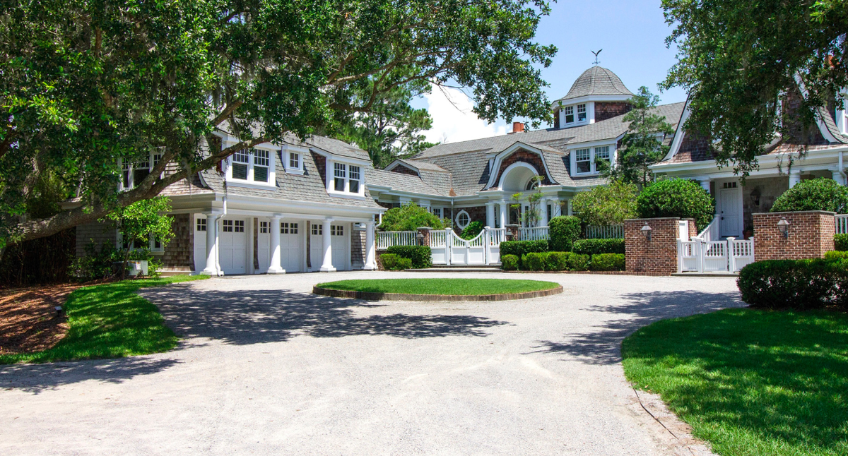 The front of the Gull Island home.