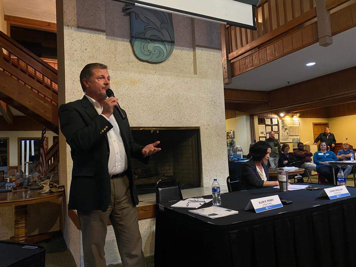 Hilton Head mayoral candidates JoAnn Orischak and Alan Perry addressed voters at Monday night’s mayoral forum, hosted by the local chapter of the League of Women Voters.
