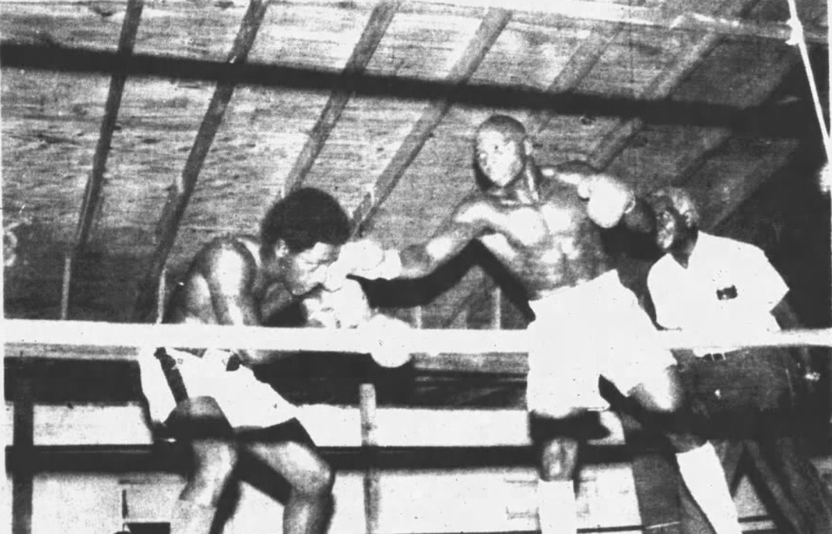 Middleweights “Cat” McCarroll Frazier (left) takes a blow from Mike Singletary at Thomas Cohen’s cinderblock gym in July 1981.