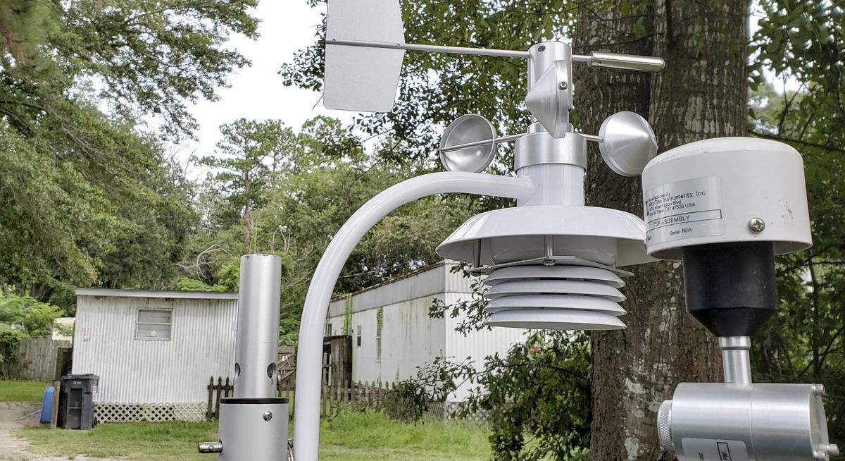 An air quality machine placed by officials with the S.C. Department of Health and Environmental Control was installed more than a week ago is located about 150 feet from Able Contracting’s Material Recovery Center. Timothy O’Leary and Jenny Valdez’s mobile home can be seen in the background.