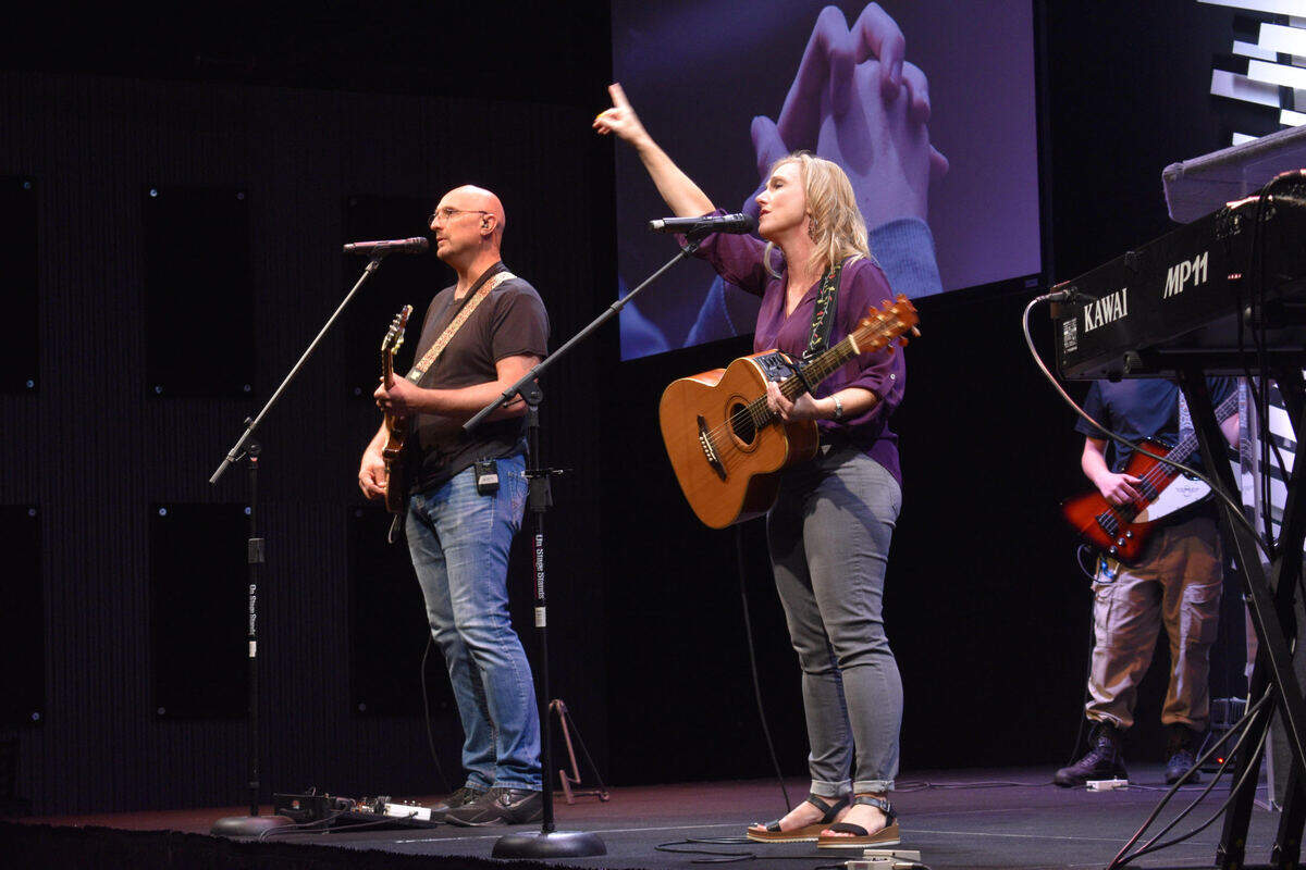 Gary Pratt and Cynthia Cullen lead worship at Hilton Head Island Community Church in 2021.
