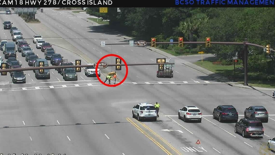 Turning lane shut down at busy Hilton Head intersection after dump truck hits light