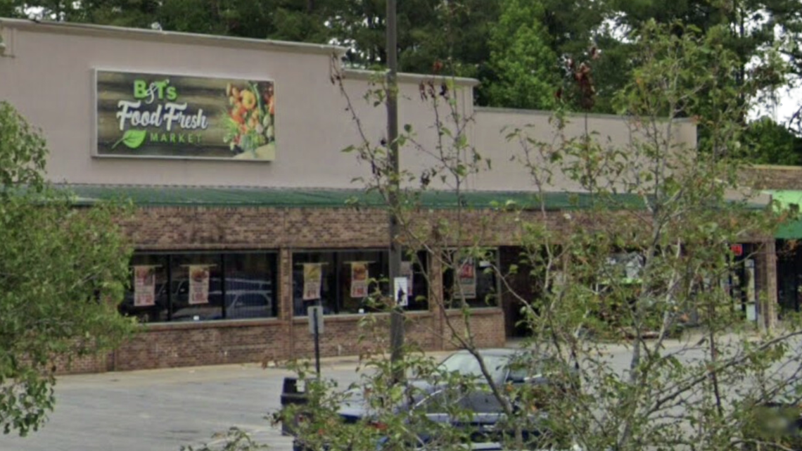B&T’s Food Fresh Market is located at 8205 E Main Street in Ridgeland town limits. An off-duty Jasper County deputy stepped in to apprehend a man who stole hundreds of dollars from the store Sunday afternoon.
