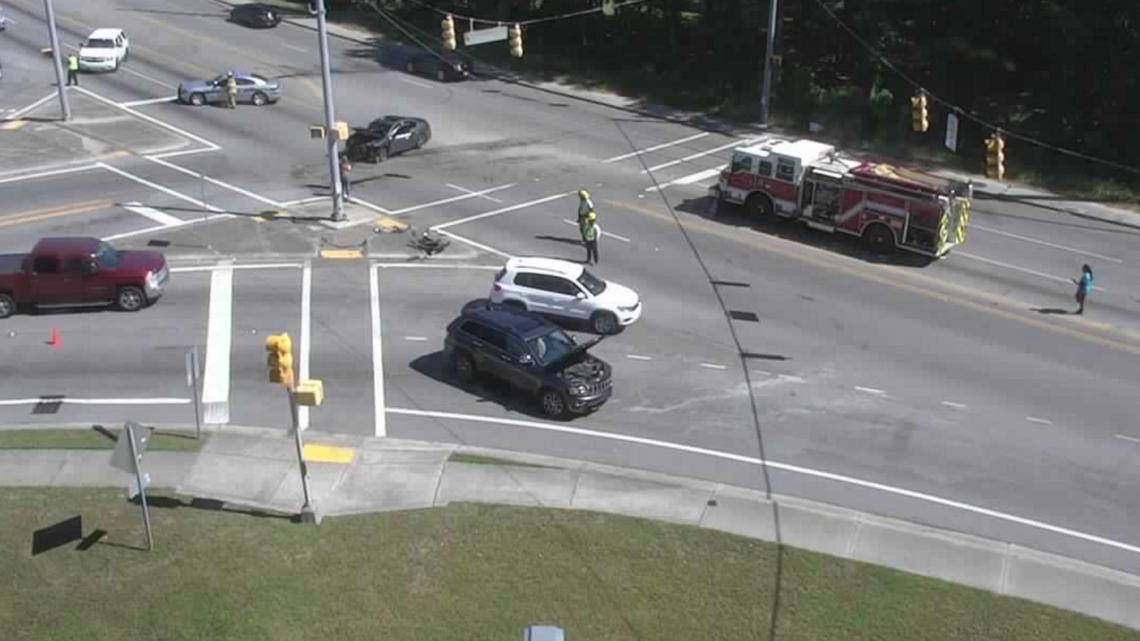 1 injured in crash that blocked lanes of Parris Island Gateway Saturday, police say
