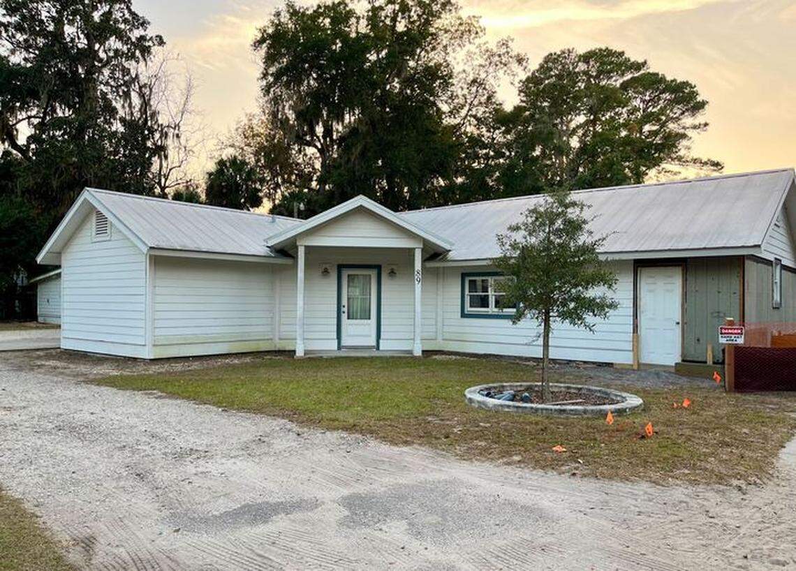 The Bluffton Bookshop is taking shape at 89 Bridge Street in Old Town Bluffton. Slated to open April 2026, here’s what to know.