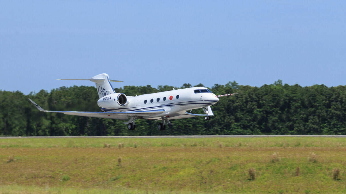 The first Gulfstream G500 takes off May 18, 2015, on its initial test flight.