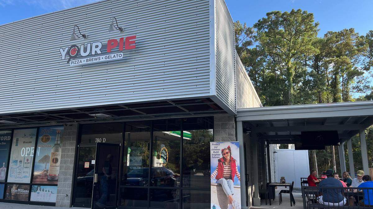 Exterior and expanded patio of Your Pie, a new fast casual pizza chain in Beaufort, SC.