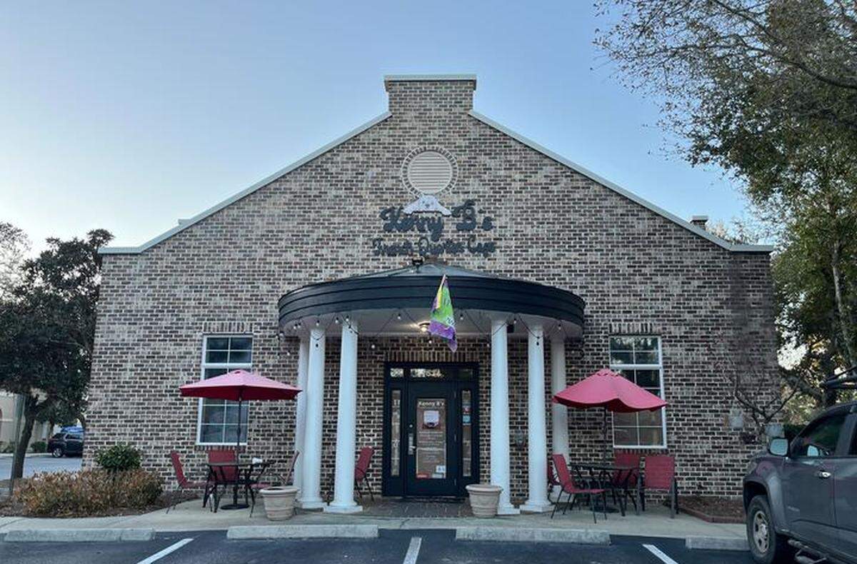 Kenny B’s French Quarter Cafe, a longtime Hilton Head staple known for its New Orleans–style cooking and festive Creole atmosphere, has permanently closed. Here’s what we know.