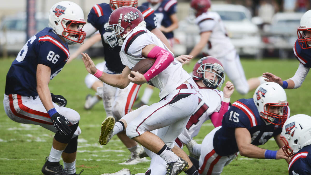 Thomas Heyward ballcarrier Blake Bannon looks for room to run during Friday?s game with Hilton Head Prep.