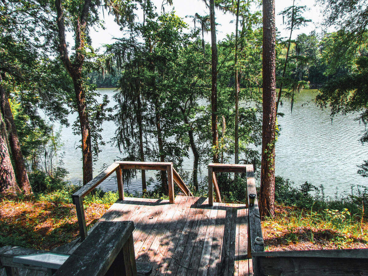Battery Warren overlooks a bend in the Santee River near Georgetown. This earthwork Civil War fort was built by Confederates to protect the railroad from Union forces but never saw action. Today, the site is a heritage preserve that can be reached by car or boat and features a raised viewing platform as well as an interpretive hiking trail.