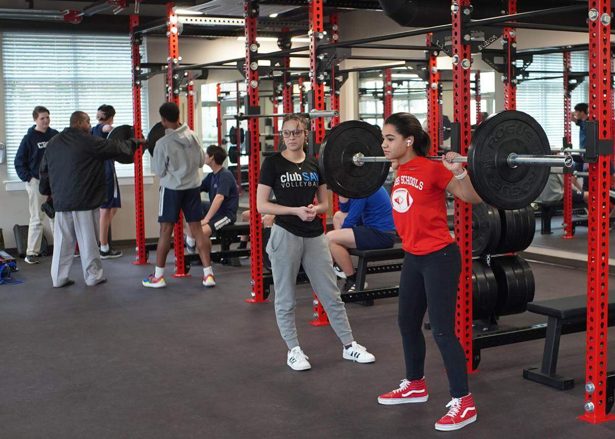 Cross Schools’ new high school auxiliary building includes six classrooms, administrative officers, a weight room and training facility, athlete lockers, an art studio, a music suite and a faculty lounge. It also includes outdoor spaces for students to hang out and dine.
