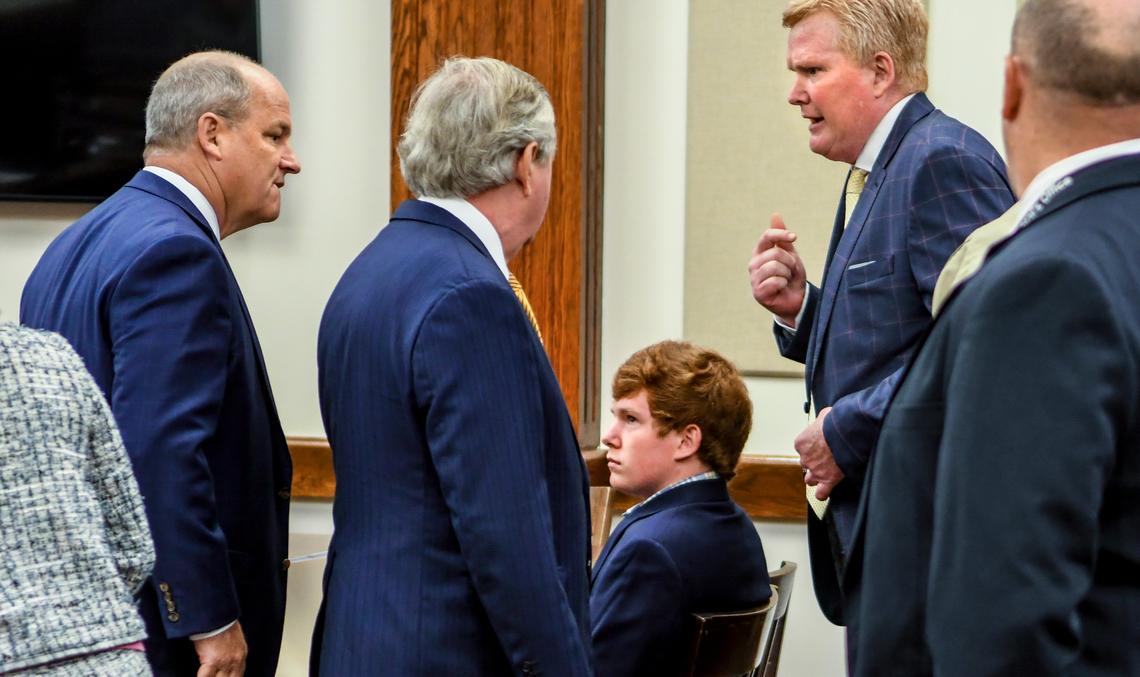 Alexander Murdaugh, right, speaks with Jim Griffin, left, and Dick Harpootlian, second from left, defense lawyers for his son Paul Terry Murdaugh, seated, on May 6, 2019 at the Beaufort County Courthouse. Paul Murdaugh was facing three felony charges for the Feb. 24, 2019 boat crash which killed Mallory Beach.