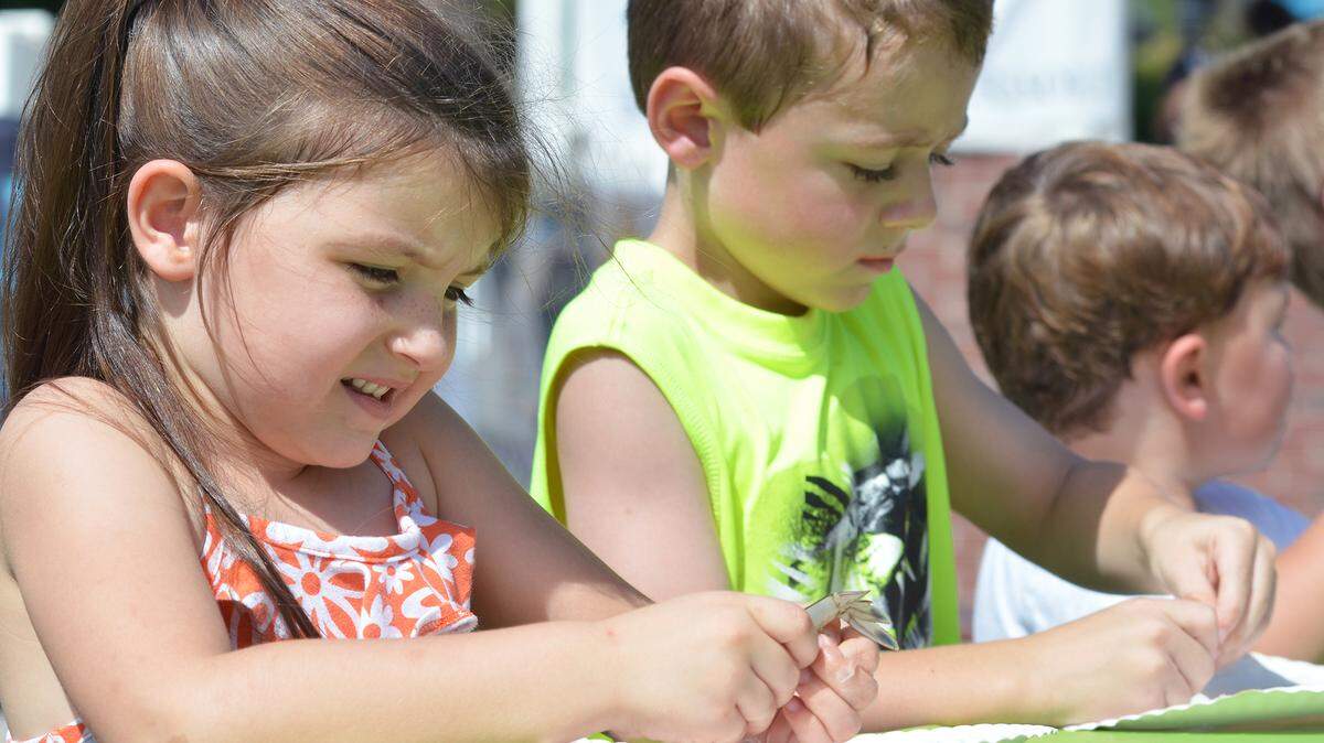 Mary Harrison McCrary, 5, competes in the children’s shrimp peeling competition at the 2017 Beaufort Shrimp Festival.