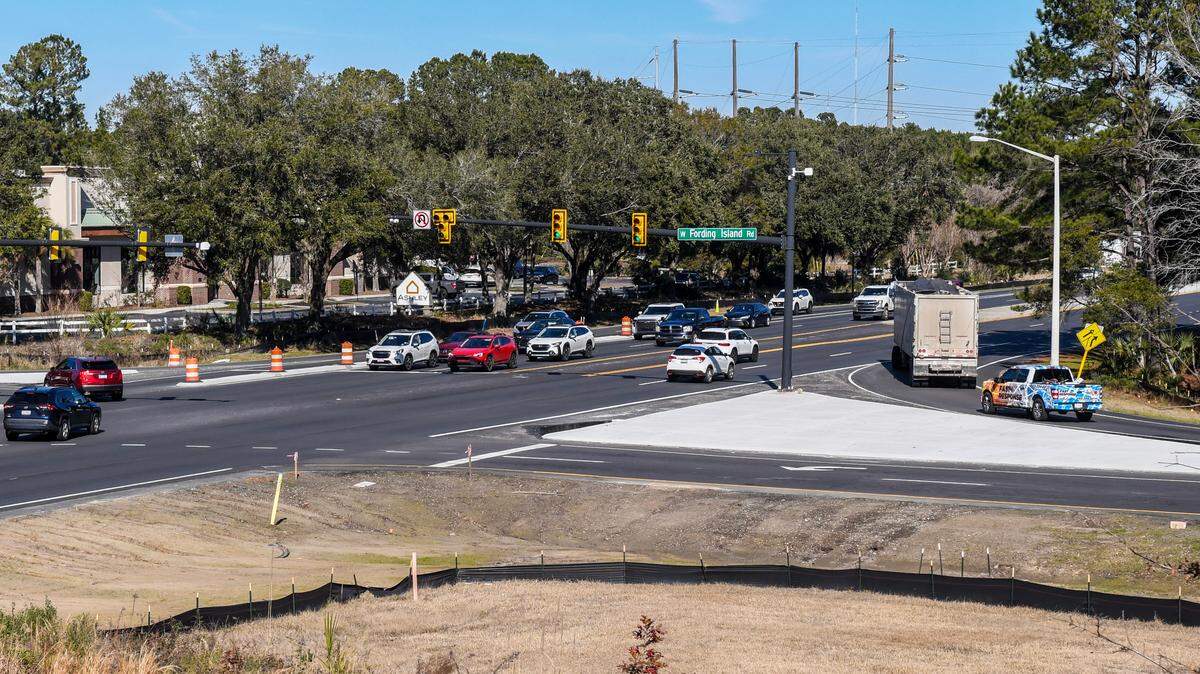 Low profile concrete medians keep drivers in their lanes as westbound traffic on S.C. 170 wait for the signal to change as drivers merge onto the highway after exiting U.S. 278 on Jan. 14, 2025 in Okatie. The S.C. Department of Transportation hopes the improvements make the intersection more safe.
