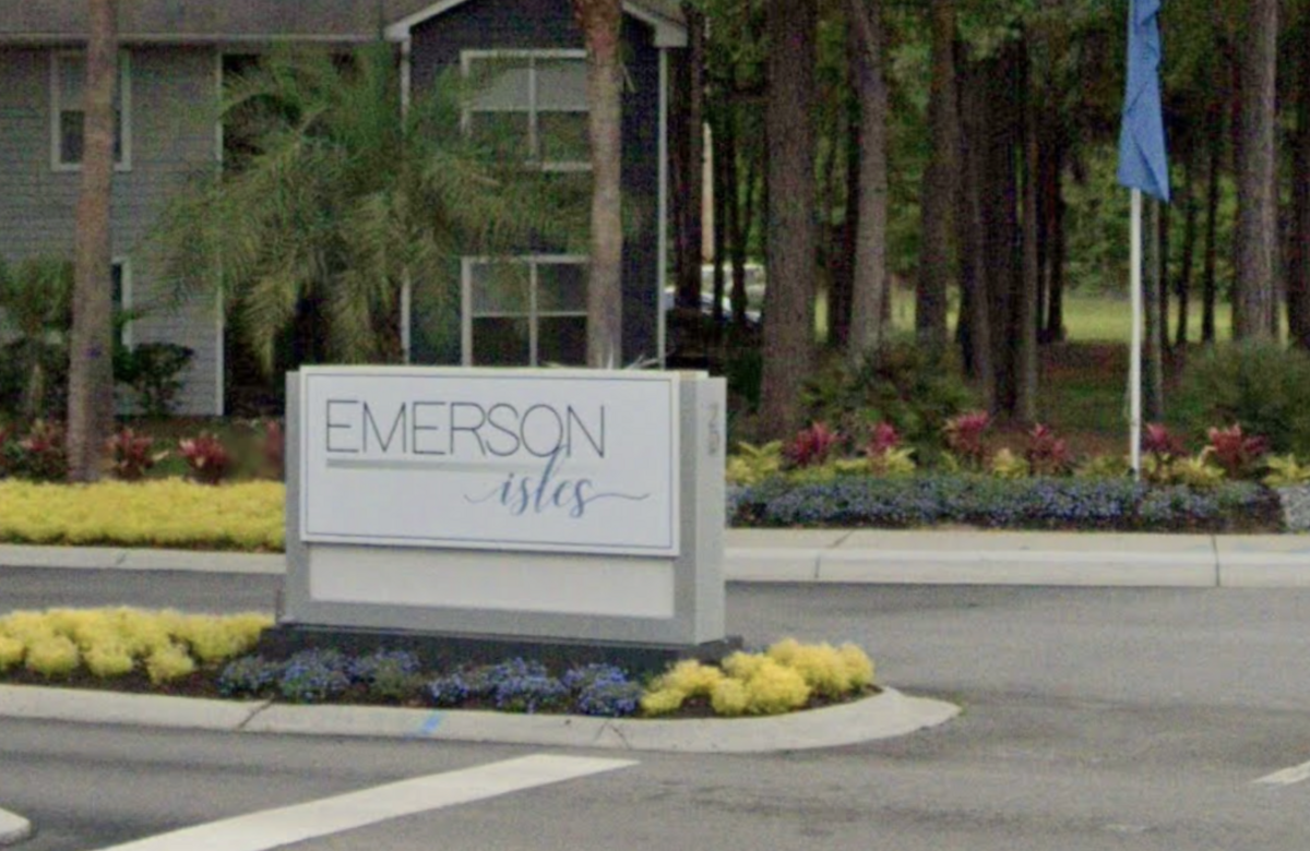 Police are pursuing arrest warrants after a car thief attempted to return the stolen vehicle to its owner at a Bluffton apartment complex, according to the Beaufort County Sheriff’s Office.