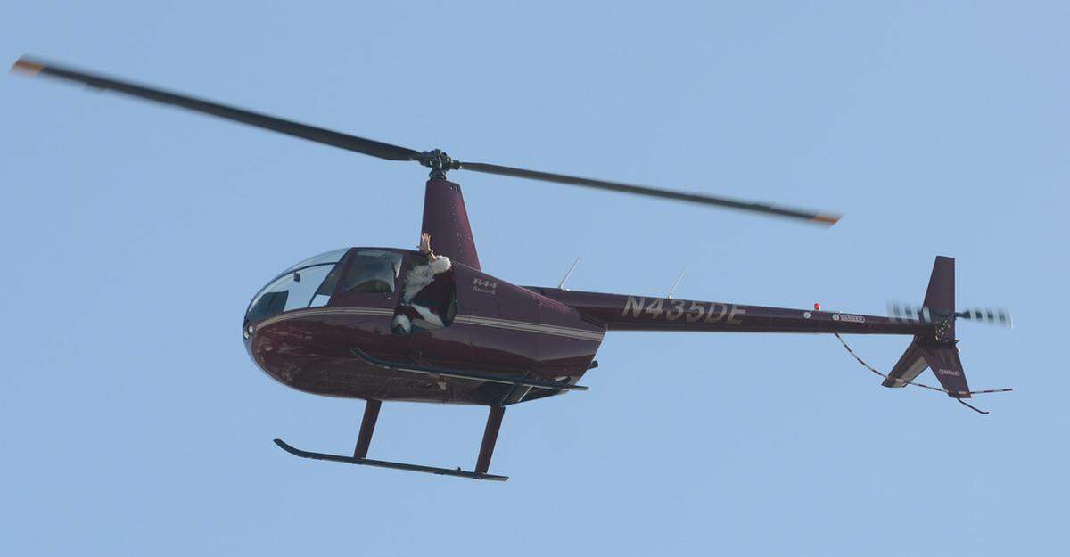 Santa’s arrival by helicopter at Coligny Plaza’s Local Black Friday outdoor market marked the beginning of the 2015 Christmas season on Hilton Head Island.