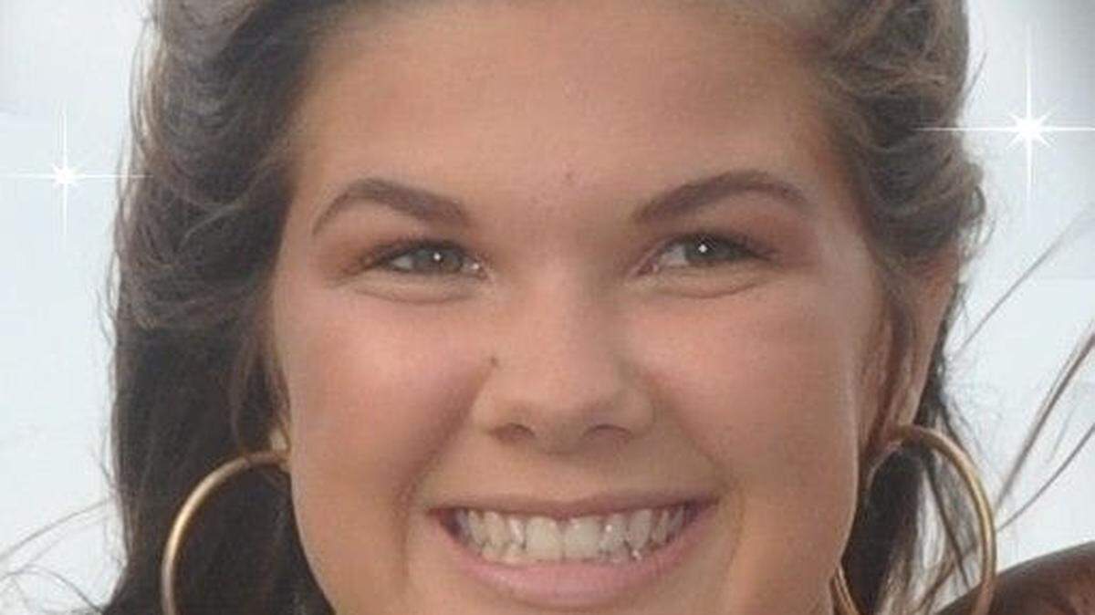 Anna Grace Dennis, a Lady’s Island resident and Beaufort Academy student, died on Friday after an epileptic seizure. She played softball and volleyball and was an avid volunteer for the school.