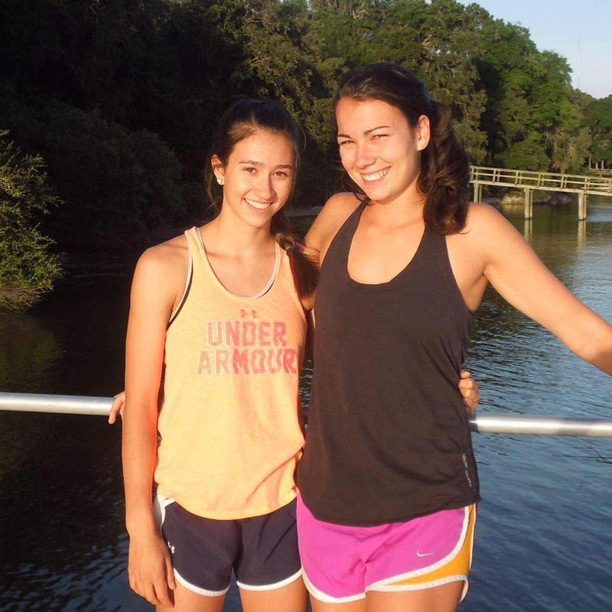 Ona Loper (left) and her older sister Charlotte.