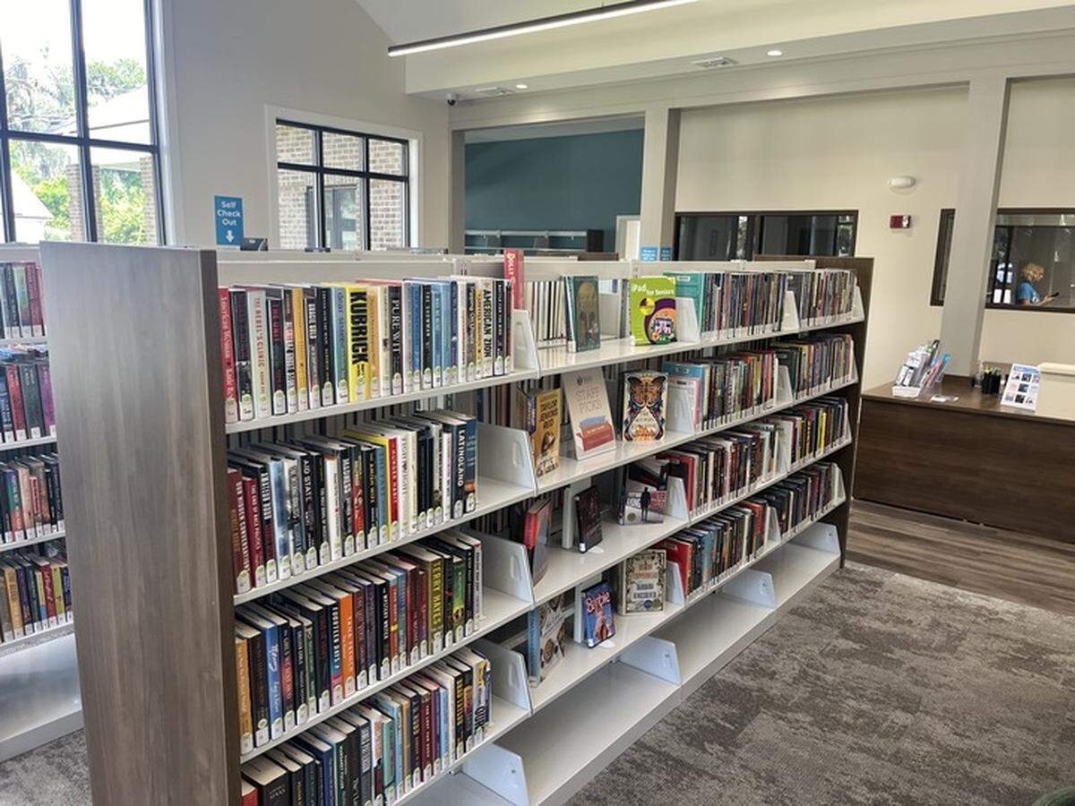 The new Port Royal library has more than 5,000 books, movies and other materials.