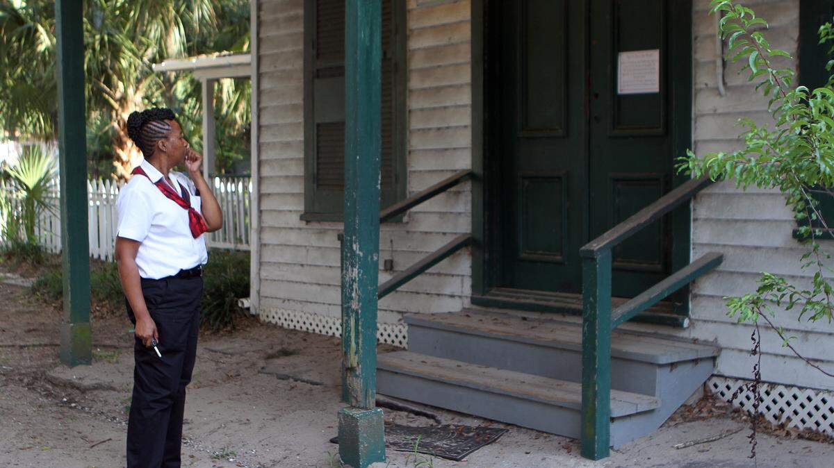 Scherra Campbell, a longtime patron of Pruitt's Grocery, pauses to look at the front door of the small grocery on Greene Street in Beaufort on Sept. 10, 2015.