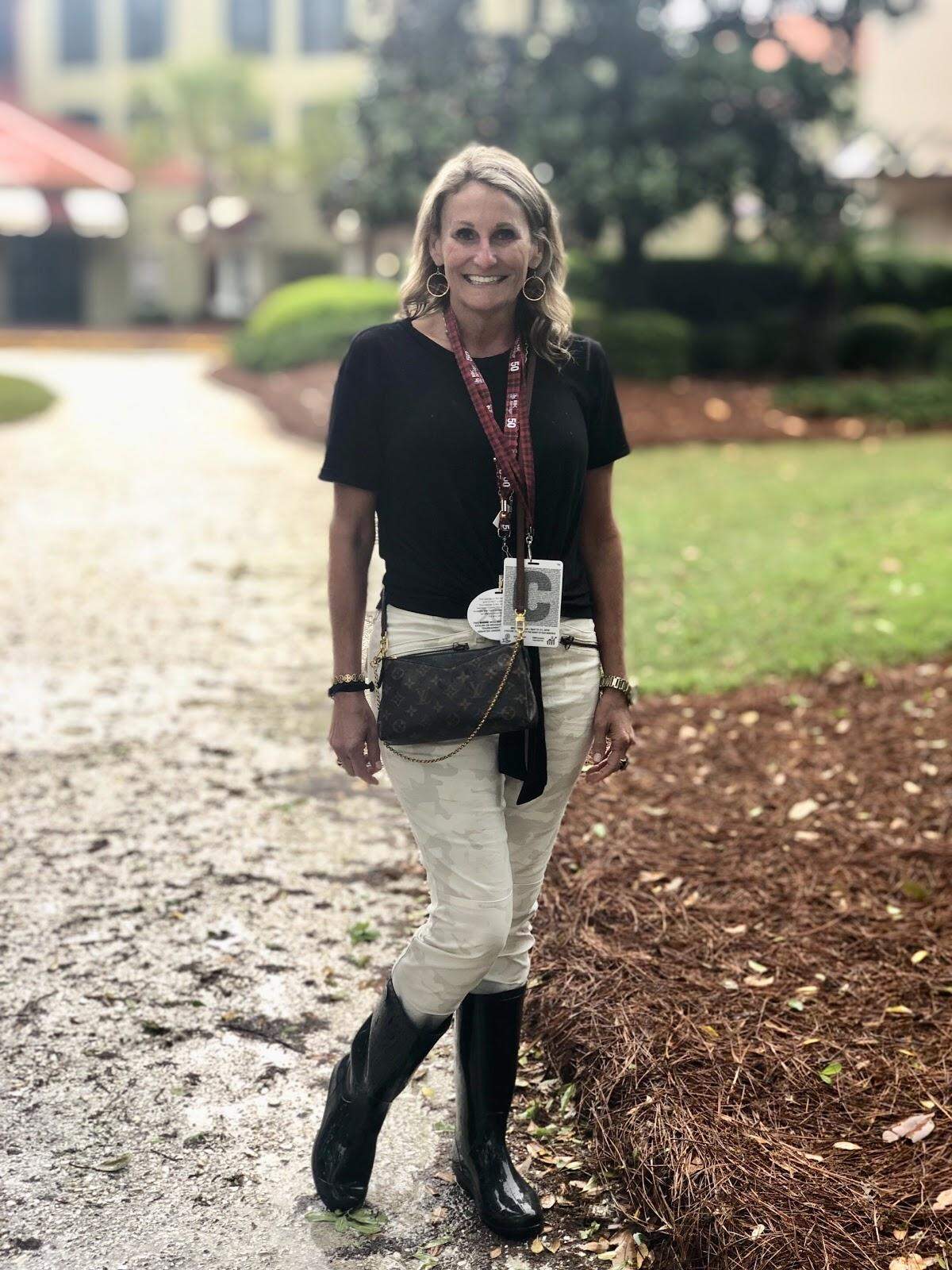 Carla Rohal came prepared for the rain by packing a pair of rainboots and they definitely came in handy. Carla’s outfit from her earrings to her rainboots were matched perfectly as her accessories were all gold accents. A beautiful contrast from the dark colors of her top, purse and boots.