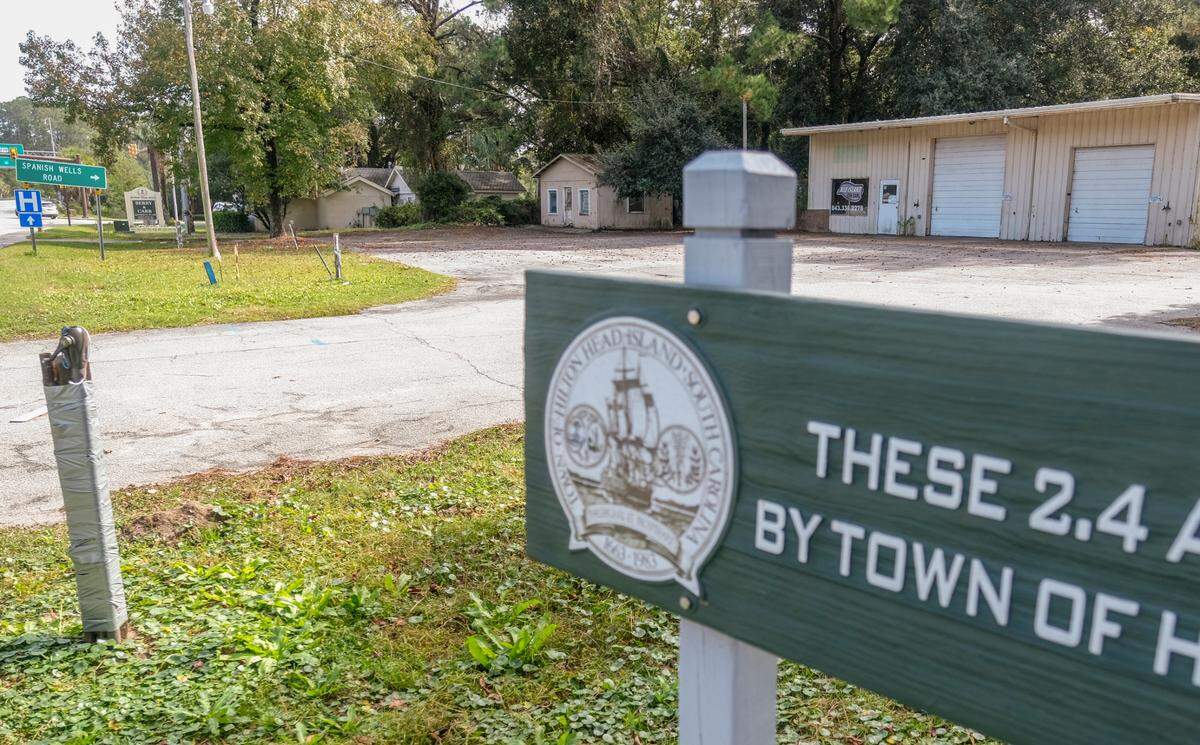 Pictured on U.S. 278 near Spanish Wells Road sits a former mechanic shop and vegetable and seafood stand as seen on Wednesday, Nov. 10, 2020 on Hilton Head Island. On Aug. 18, the Town of Hilton Head Island announced the purchase of the former marine dealership for $975,000 as well as the former Fairfield Square complex for an additional $475,000 adding nearly 5 acres to town-owned land at the intersection. The land purchase will allow the town “flexibility” in the widening of the U.S. 278 corridor project, according to a press release.