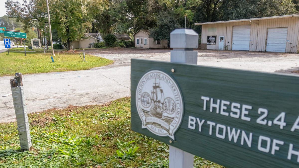 Pictured on U.S. 278 near Spanish Wells Road sits a former mechanic shop and vegetable and seafood stand as seen on Wednesday, Nov. 10, 2020 on Hilton Head Island.