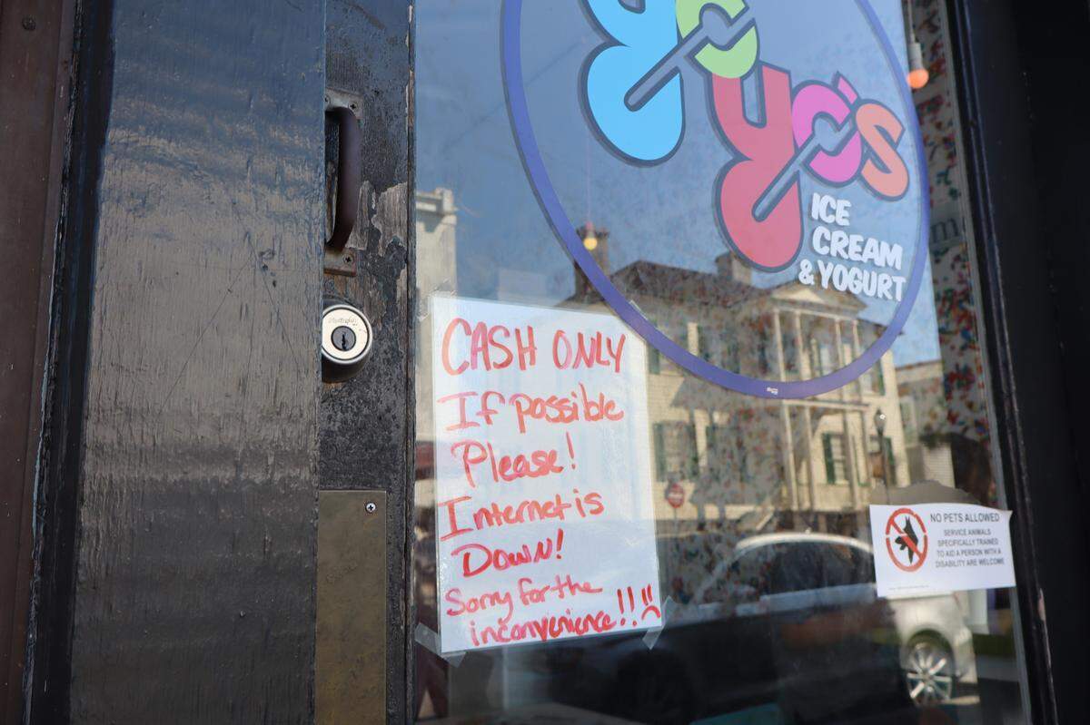 A sign warns customers of YoYo’s Ice Cream in Beaufort that the store was only accepting cash Monday morning due to a widespread internet outage that shuttered its payment processing system. A damaged fiber cable caused the disruption for customers of Sparklight, the internet service provider formerly known as Hargray.