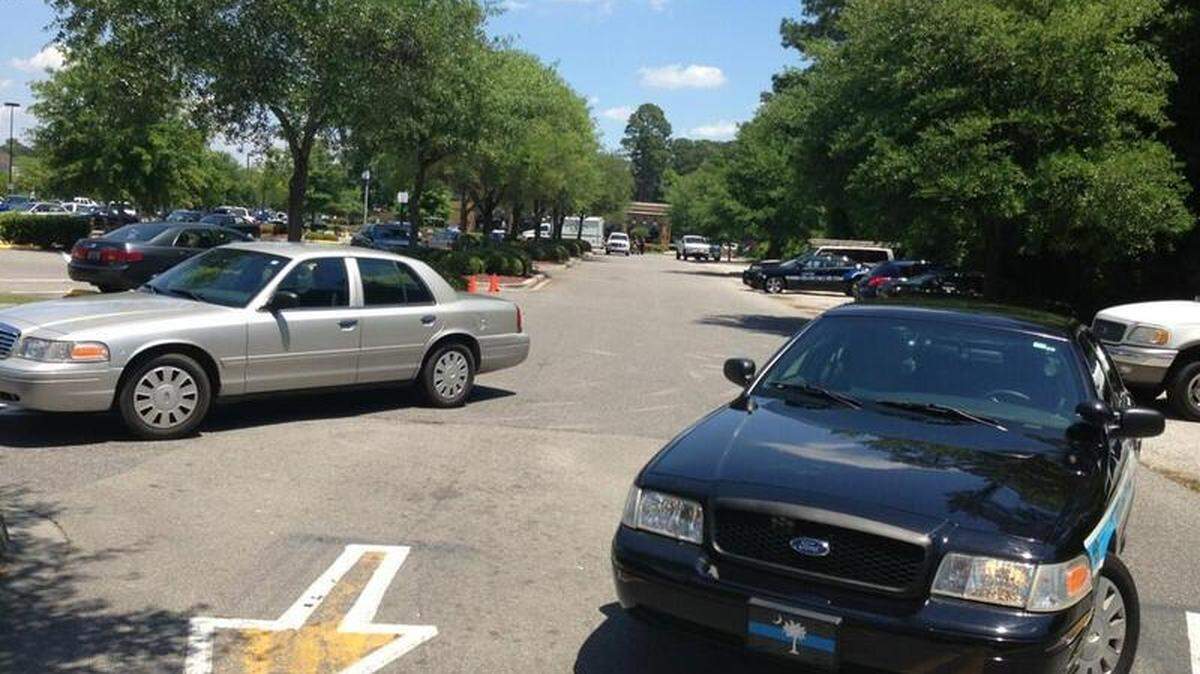 Beaufort police set a perimeter around several cars officers and a bomb squad were investiagating after four suspicious items were found in them.