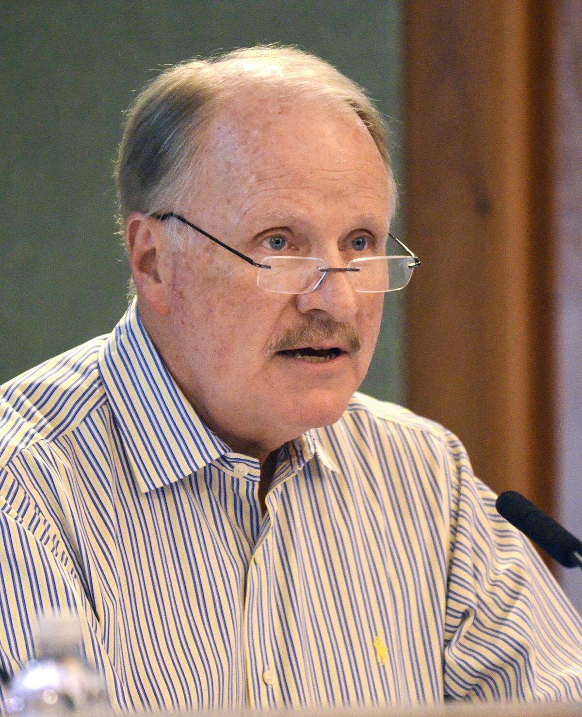 Hilton Head Town Councilman Tom Lennox speaks during a council meeting in Sept. 2016.