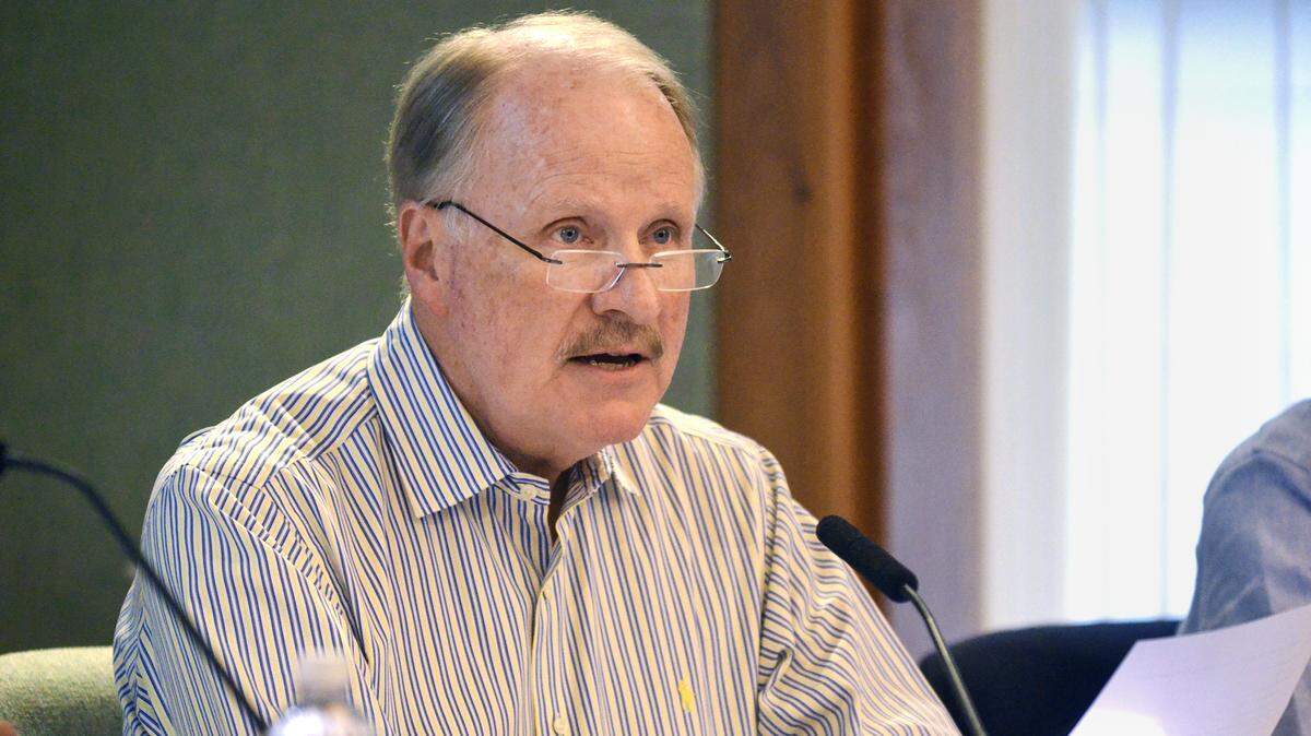 Hilton Head Town Councilman Tom Lennox speaks during a council meeting in Sept. 2016.