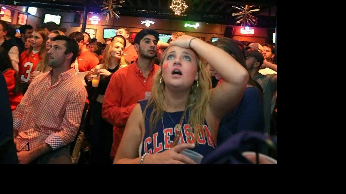 Clemson fans at Winging It in Clemson react to a late Alabama touchdown during the National Championship game.