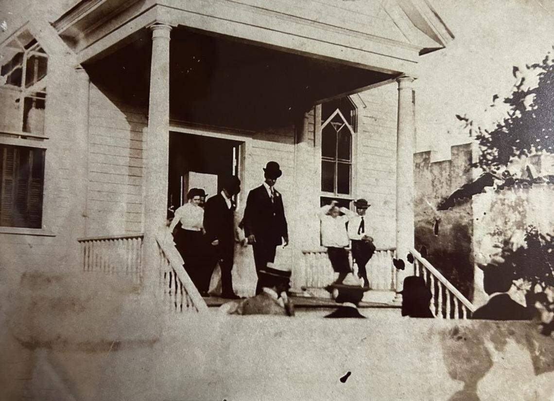 Max and Bertha Lipsitz were married in 1909 at Beth Israel Synagogue in Beaufort. It was the synagogue’s first wedding.