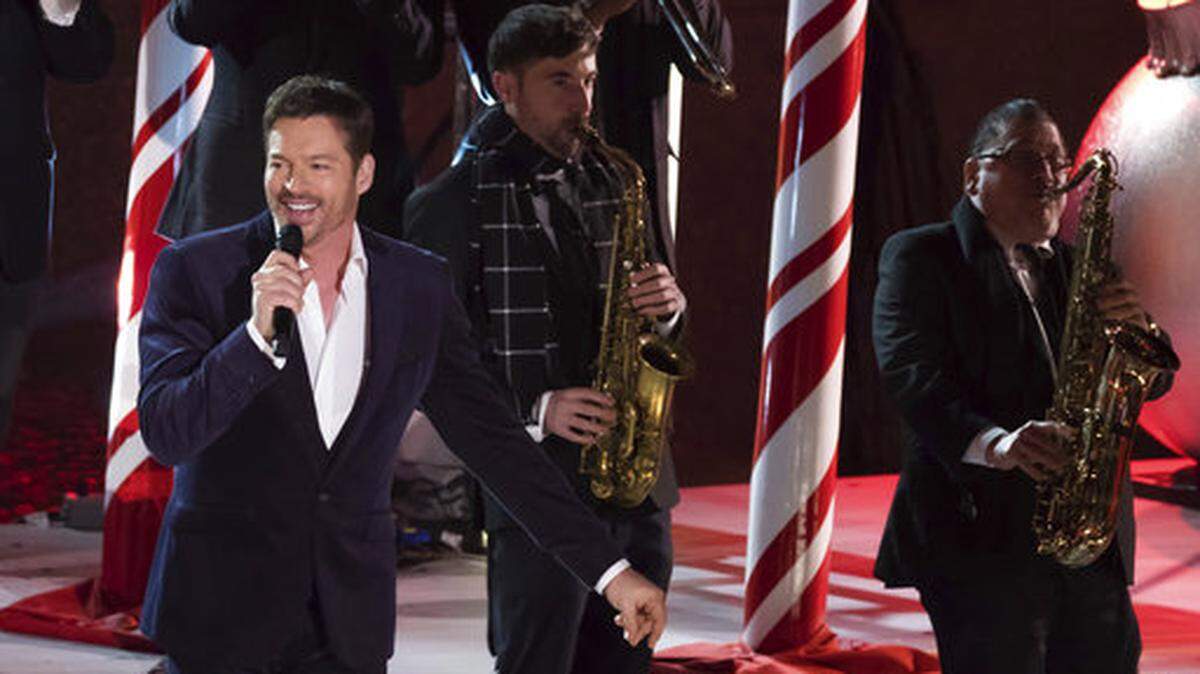 Harry Connick Jr. performs during the 85th annual Rockefeller Center Christmas Tree lighting ceremony on Wednesday, Nov. 29, 2017, in New York.