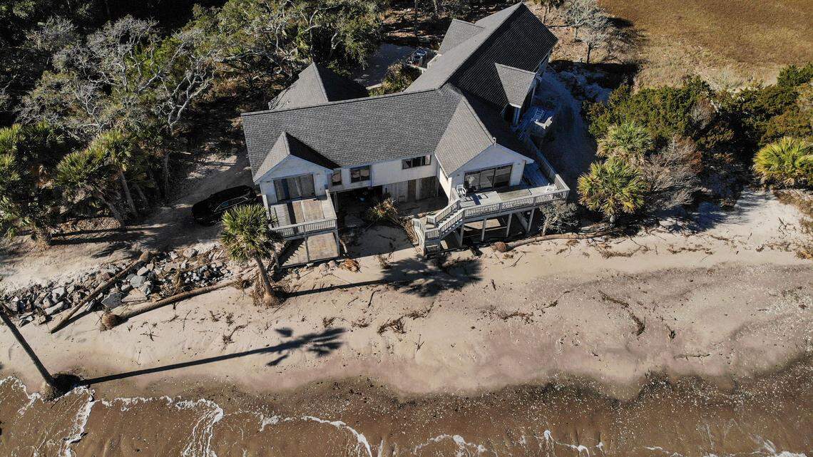 As rapid erosion threatens beachfront SC homes, residents are left to battle it alone