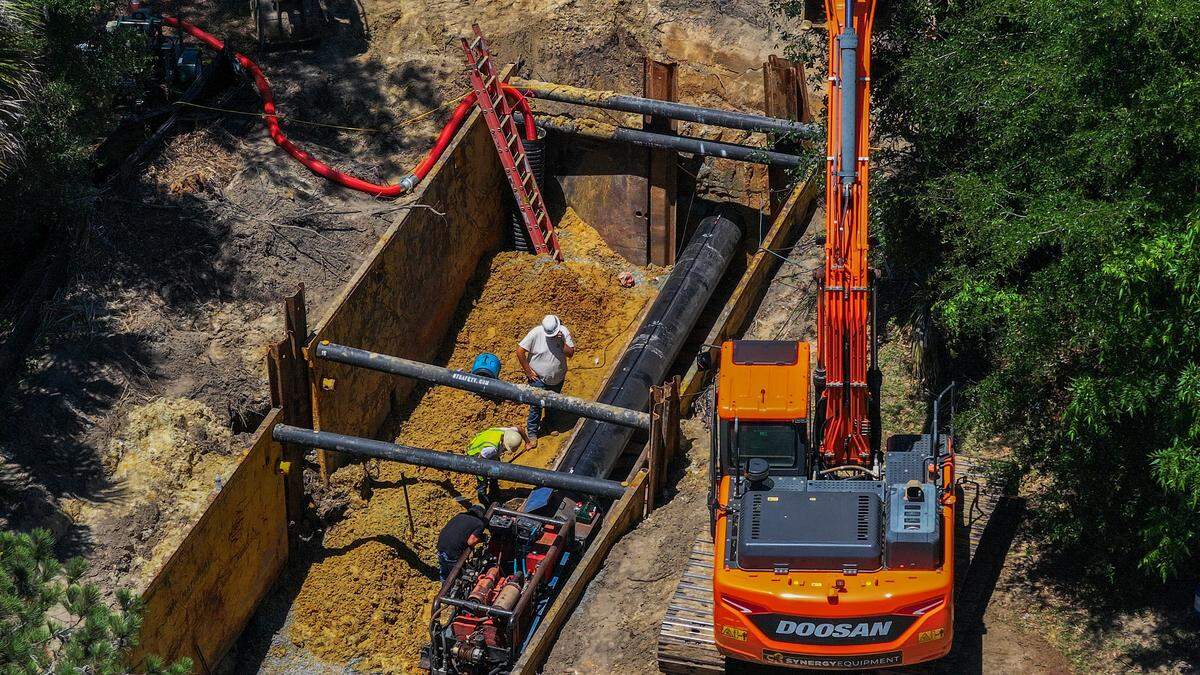 Workers prepare to augur a pipe underneath U.S. 278 near the Crazy Crab Jarvis Creek restaurant on May 22, 2025, on Hilton Head Island. Piping will eventually carry water pumped under Hilton Head to Hilton Head Public Service District’s treatment plant on Jenkins Island.