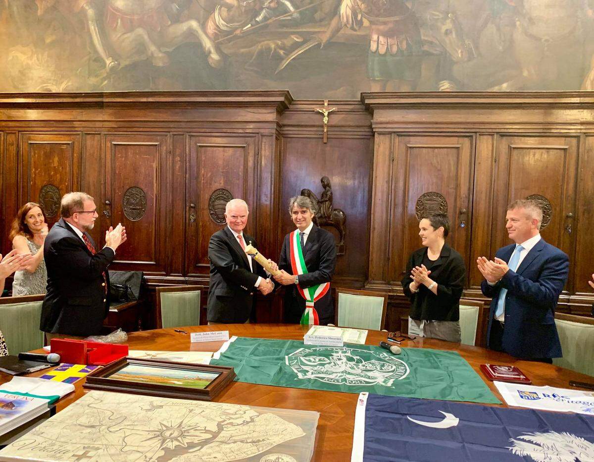 Hilton Head Island Mayor John McCann exchanges a friendship pact with Mayor Federico Sboarina of Verona, Italy.