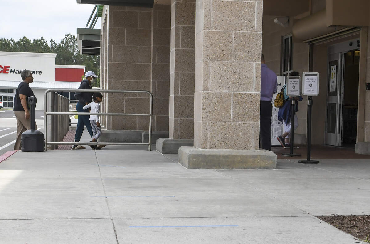 Shoppers enter the Publix at New River Crossing on Wednesday, April 8, 2020, in Hardeeville and are counted as they enter the store. On Monday, S.C. Governor Henry McMaster placed an executive order that essential businesses must limit the number of customers based on the square footage of their facility or 20% of the occupancy, whichever is less, in hopes of stemming the spread of the coronavirus.