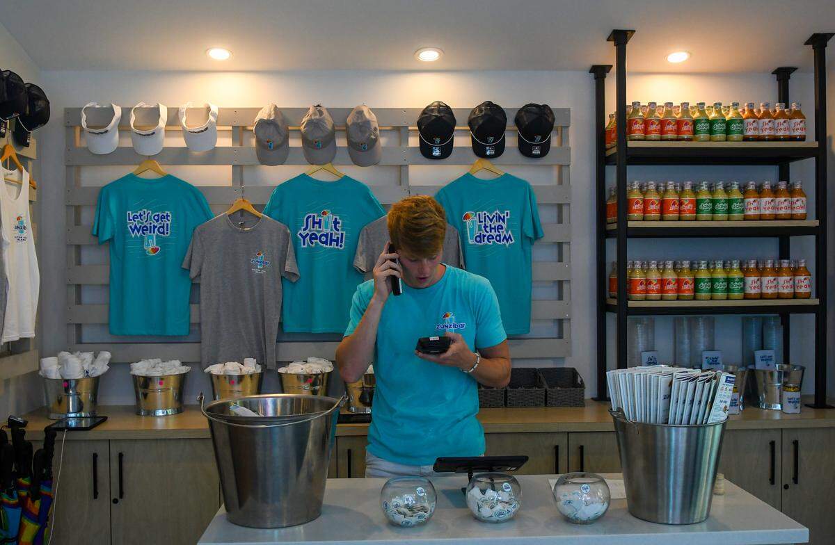 Zunzibar Hilton Head Island has opened a restaurant on the island that offers full-service dining along with a beach-themed sports bar and live music.