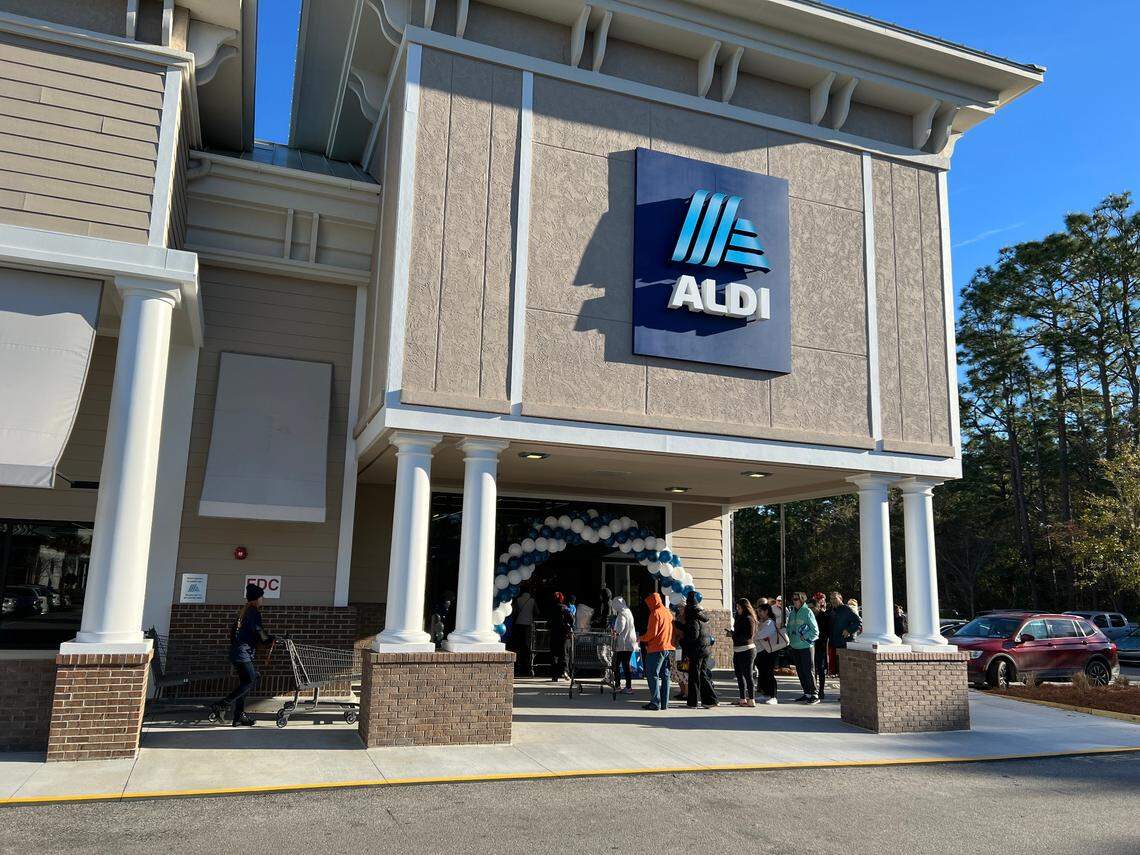 The first customers file in at the new Aldi grocery store on Fording Island Road in Bluffton on Thursday, Jan. 26, 2023.