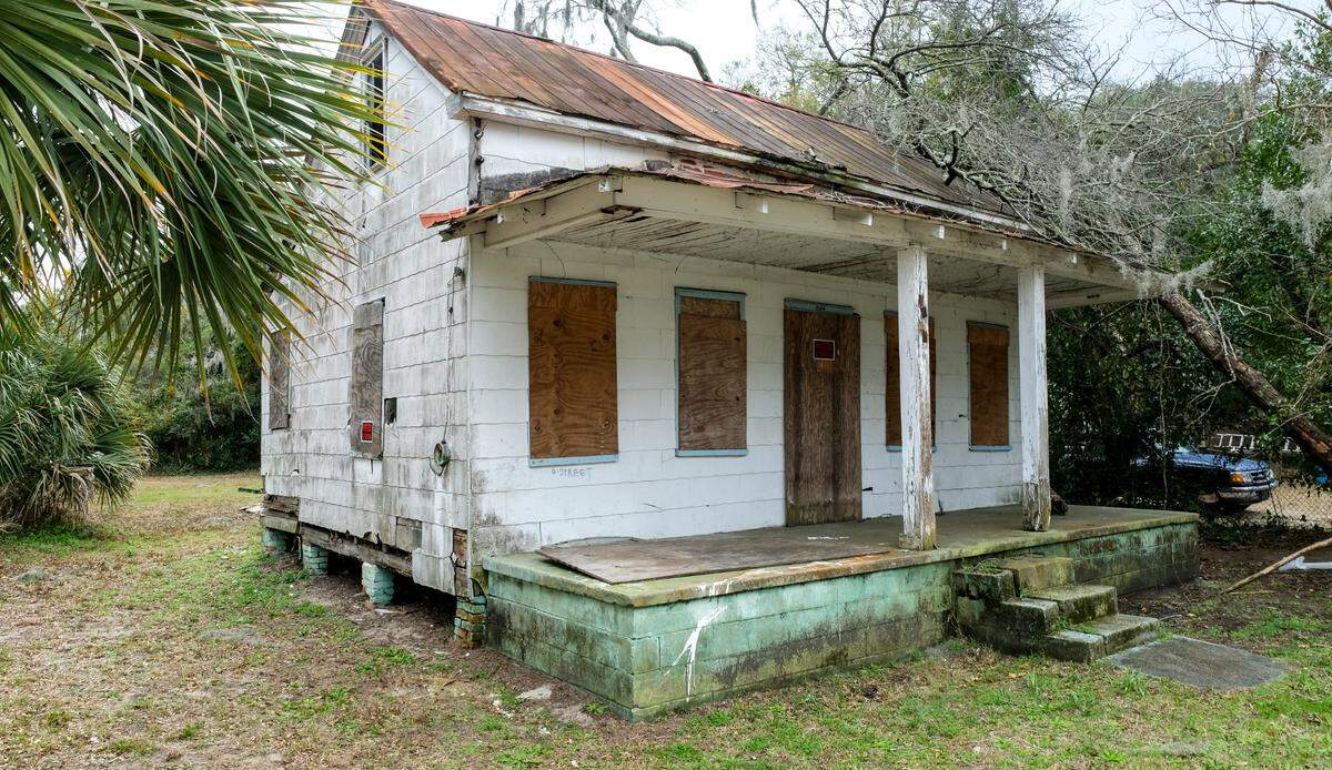 The Northwest Quadrant in Beaufort was settled almost entirely by African Americans during and following the Civil War. At the time, it was referred to as a “freedman’s village.” This freedman’s cottage is located on Greene Street. It was likely built in the late 1800s.