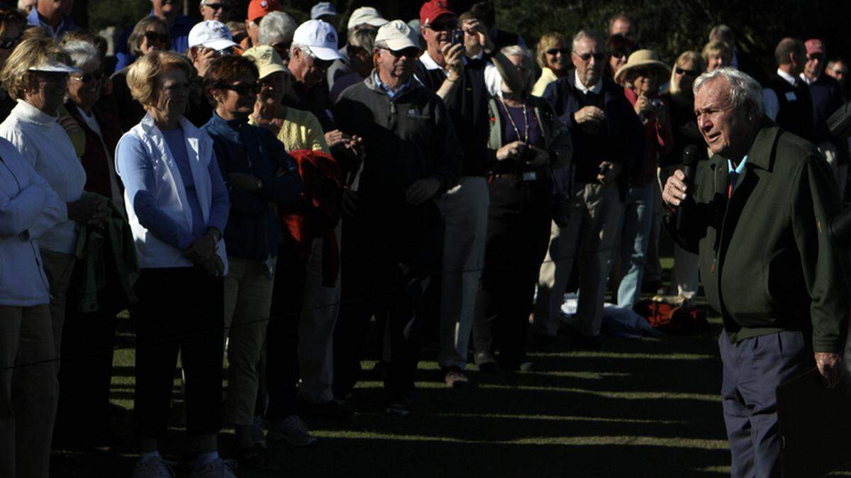 Arnold Palmer answers questions from fans at the 18th hole during the reopening ceremony for Old Tabby Golf Links in November 2012.
