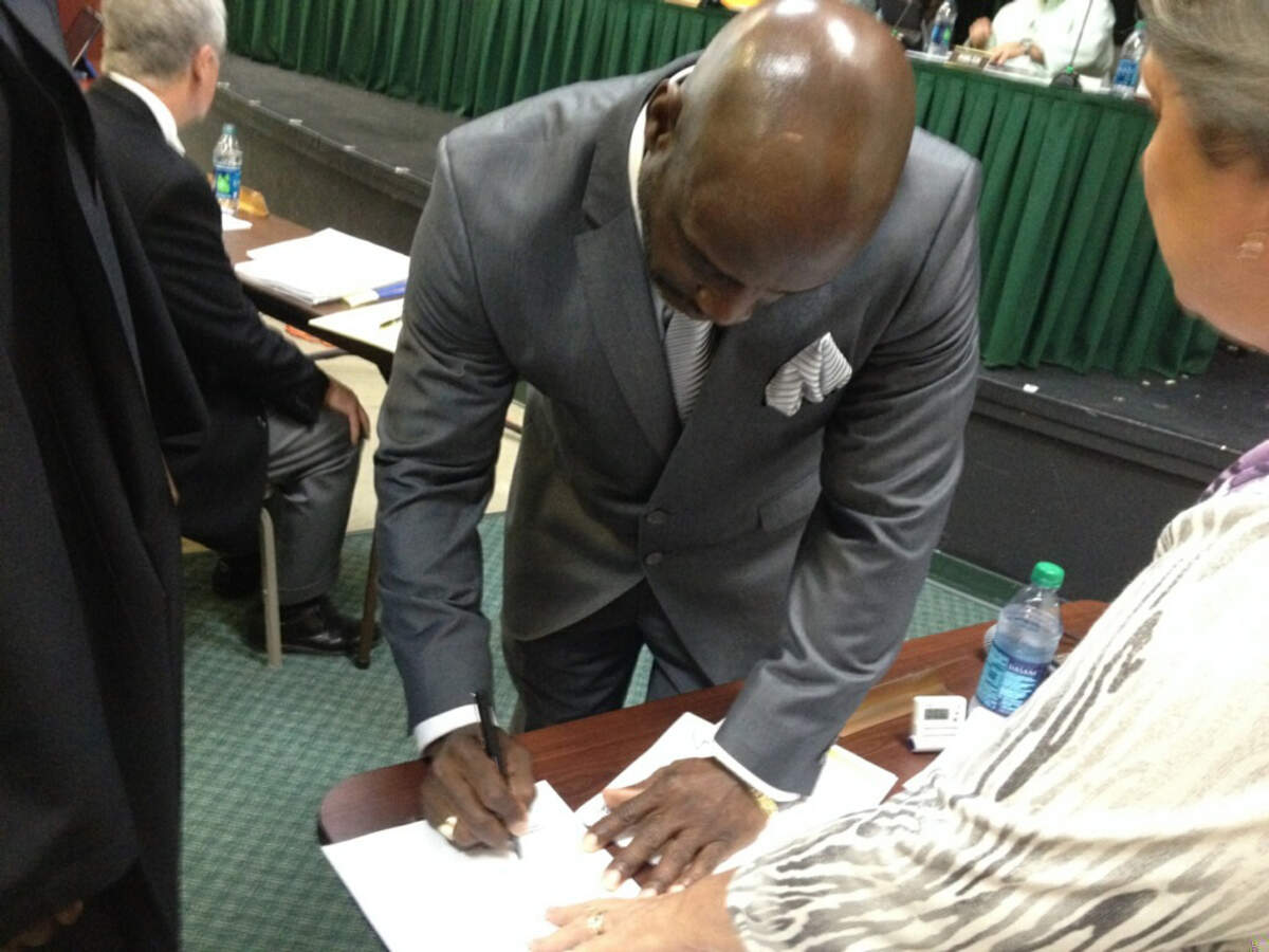 Fred Hamilton Jr. officially signing on to Bluffton town council