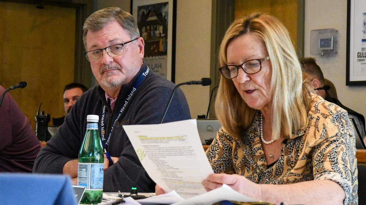 Hilton Head Mayor Alan Perry listens to Ward 4 council member Tamara Becker at Jan. 9, 2025 workshop about the U.S. 278 Corridor Project. Becker criticized the council’s decision to not to publicly discuss a potential moratorium at a Aug. 19 meeting.