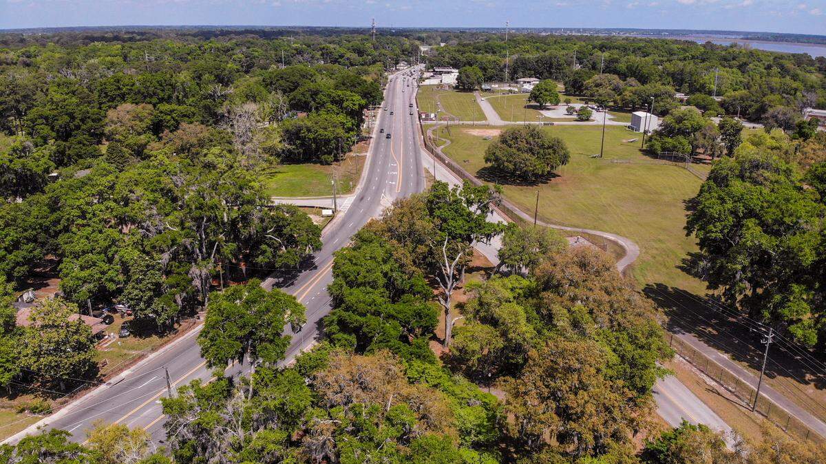 A drone photo taken above Naval Heritage Park of Ribaut Road looking north on Friday, April 7, 2023, in the Town of Port Royal. Beaufort County will have a meeting Friday at the Technical College of the Lowcountry to discuss the “Reimagine Ribaut Road” project – a 5.5 mile stretch of Ribaut Road from Boundary St. to the Russell Bell Bridge.&nbsp;