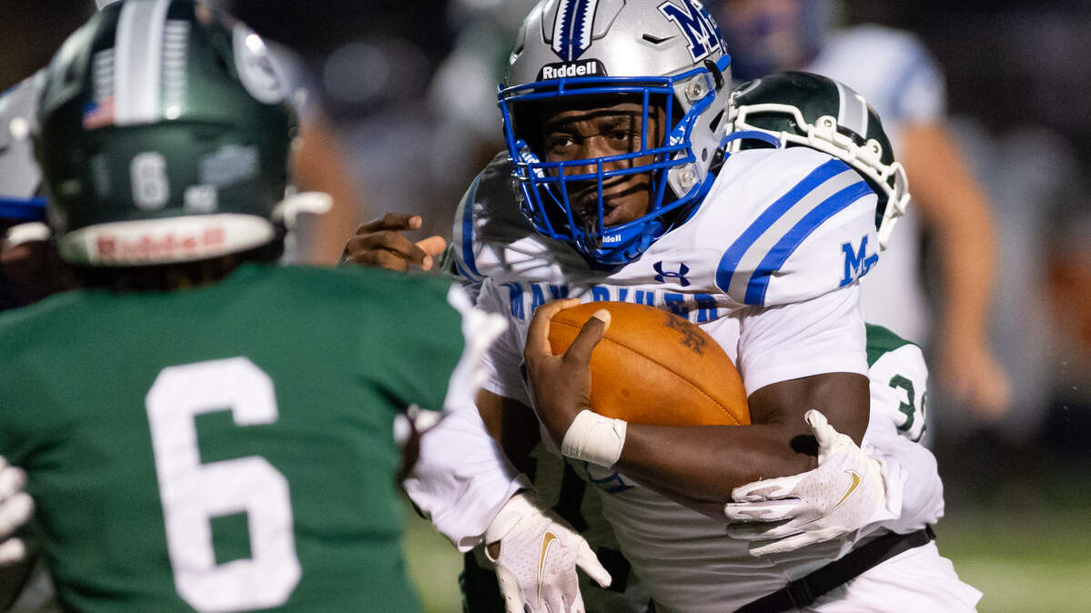 May River’s Cam Scott (24) carries the ball as the Sharks defeated the Beaufort Eagles 24-21 in Beaufort, South Carolina, Friday, Oct. 15, 2021. The Sharks improved to 6-2 overall and remain undfeated in league play. (Tony Kukulich FOR THE ISLAND PACKET)