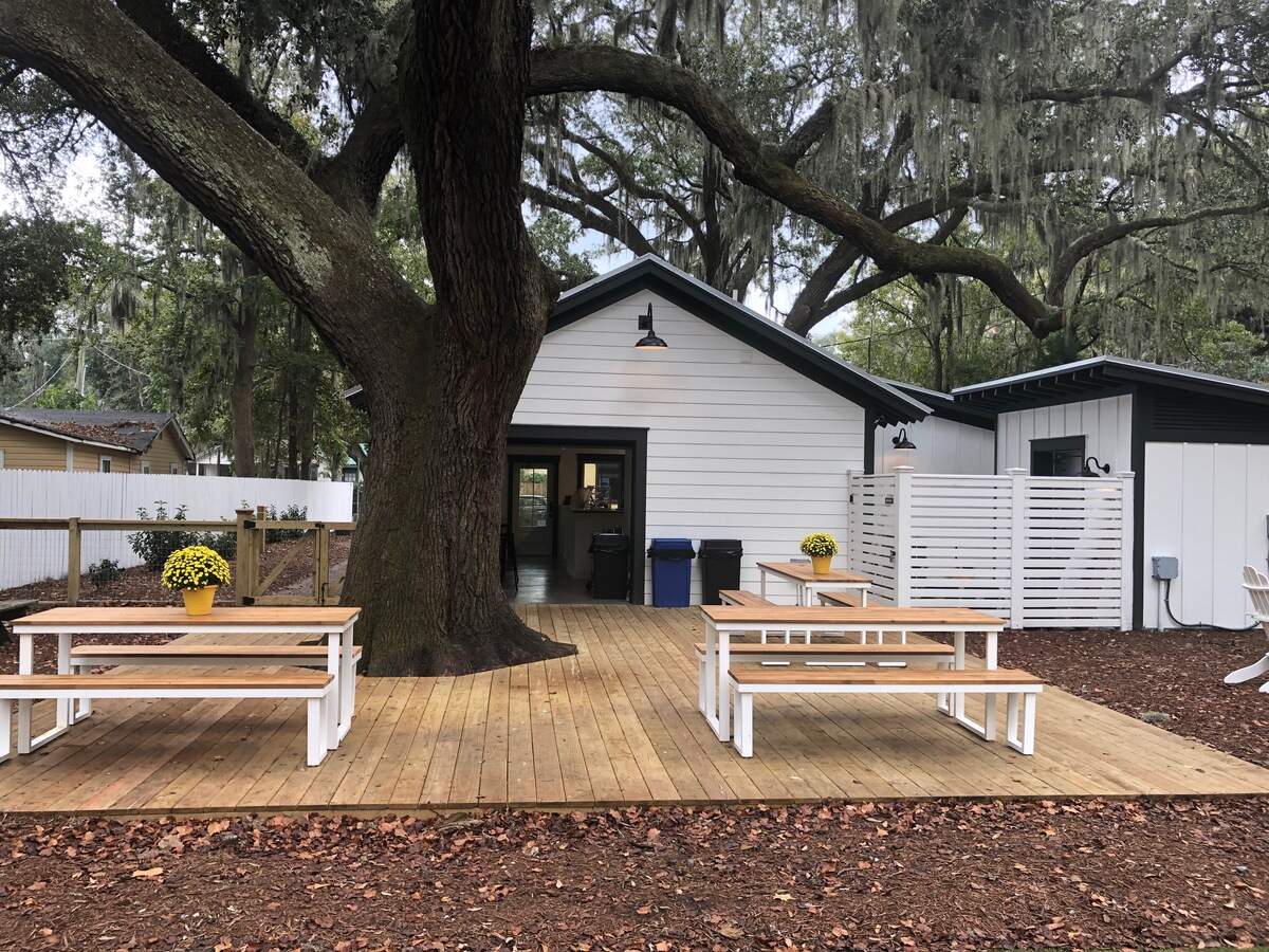Joe’s Ice Cream and Beverage Co. has a kid-friendly and pet-friendly seating area in Old Town Bluffton.