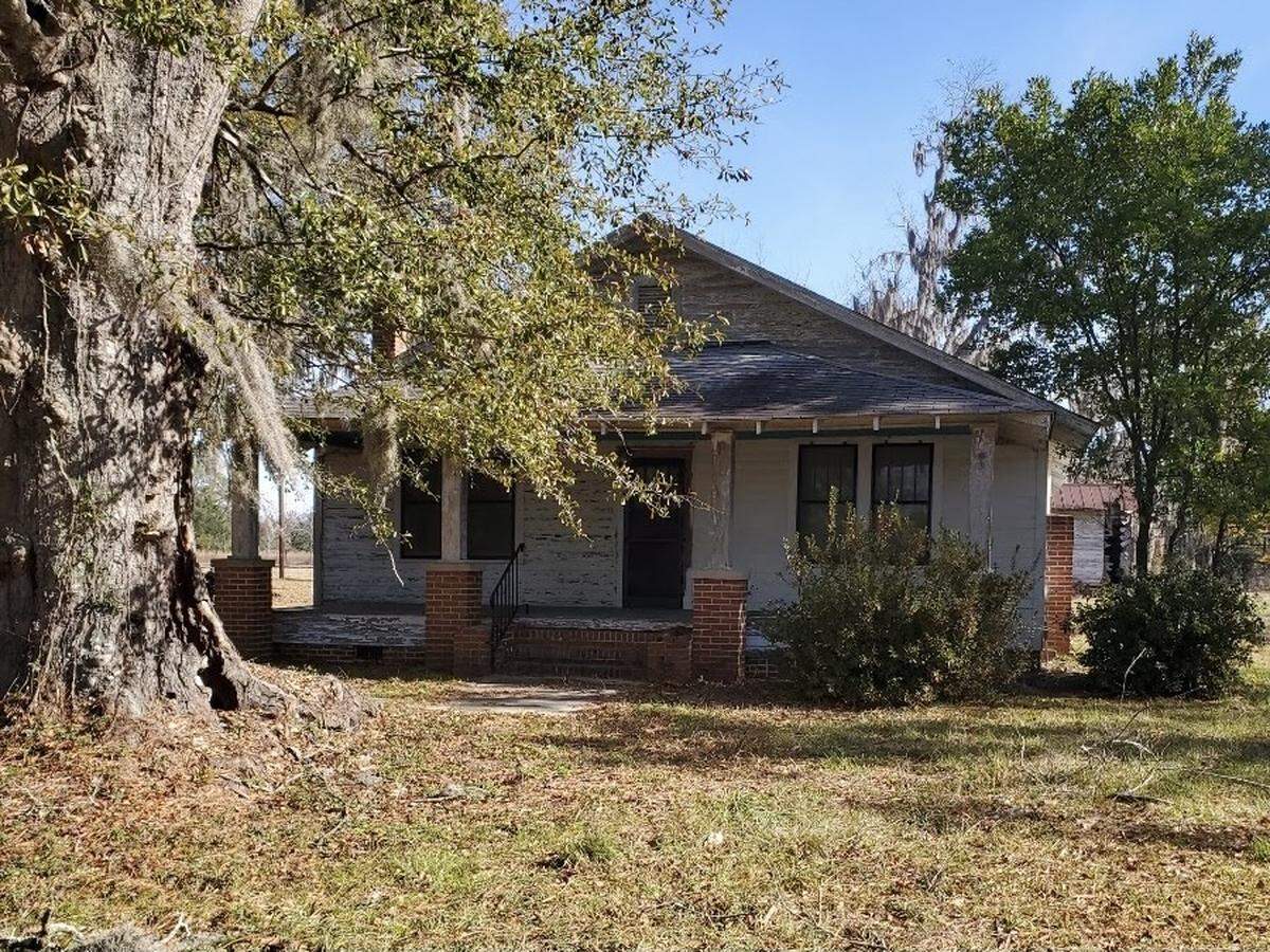 A farm house at Lovable Paws’ new Ridgeland property.
